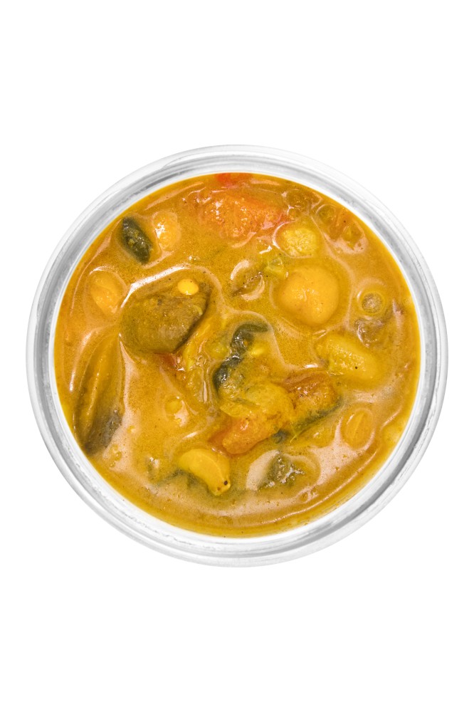 Wegańskie curry z papryką, pieczarkami i szpinakiem, przyprawione kolendrą
